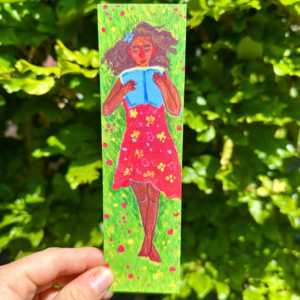 Op een mooie zomerdag, lekker lezen in het gras